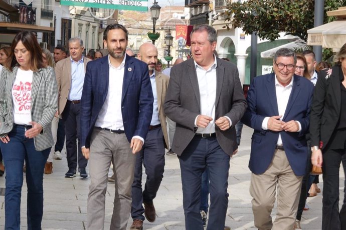 El secretario general del PSOE de Andalucía, Juan Espadas, y del PSOE malagueño, Daniel Pérez, junto al alcalde de Vélez-Málaga, Antonio Moreno Ferrer