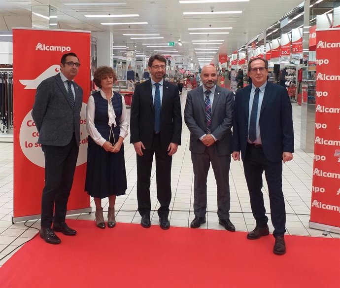 El consejero de Industria, Empleo y Promoción Económica del Principado de Asturias, Enrique Fernández (en el medio), asiste, junto a otras autoridades, a la celebración del 40 aniversario de Alcampo en Gijón