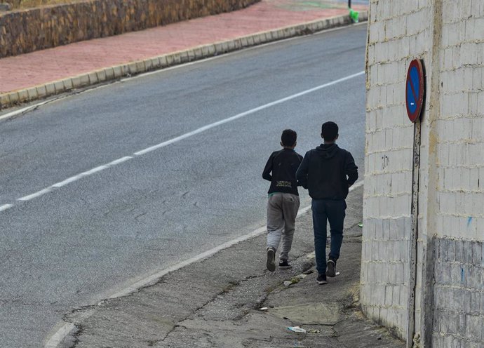 Archivo - Dos menores en las inmediaciones de las naves del Tarajal, en junio de 2021, en Ceuta.