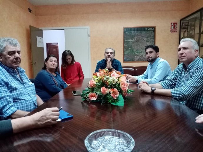 El candidato de IU a la Alcaldía de Sevilla, Ismael Sánchez, se reúne con vecinos de Pino Montano.