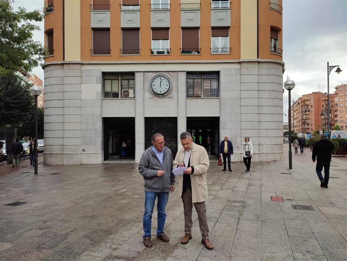 Conrado Escobar y Ángel Sáinz, ante la estación de autobuses