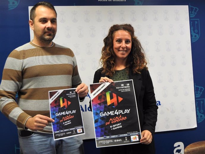 La delegada de Juventud del Ayuntamiento de Alcalá de Guadaíra, Rosa Carro, junto a uno de los promotores de Game4Play.
