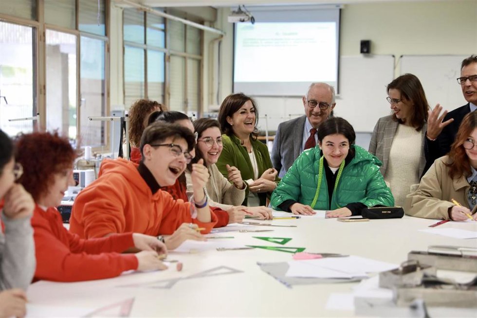 Visita de la presidenta del Gobierno riojano, Concha Andreu, al IES D'Elhúyar