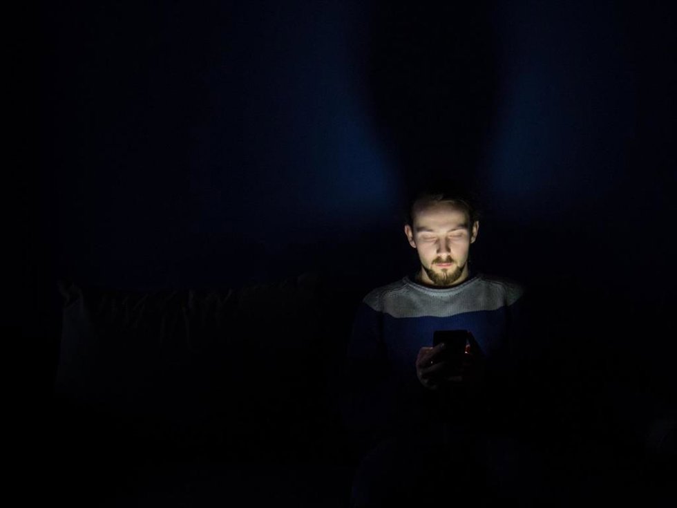 Un joven utilizando el teléfono móvil.