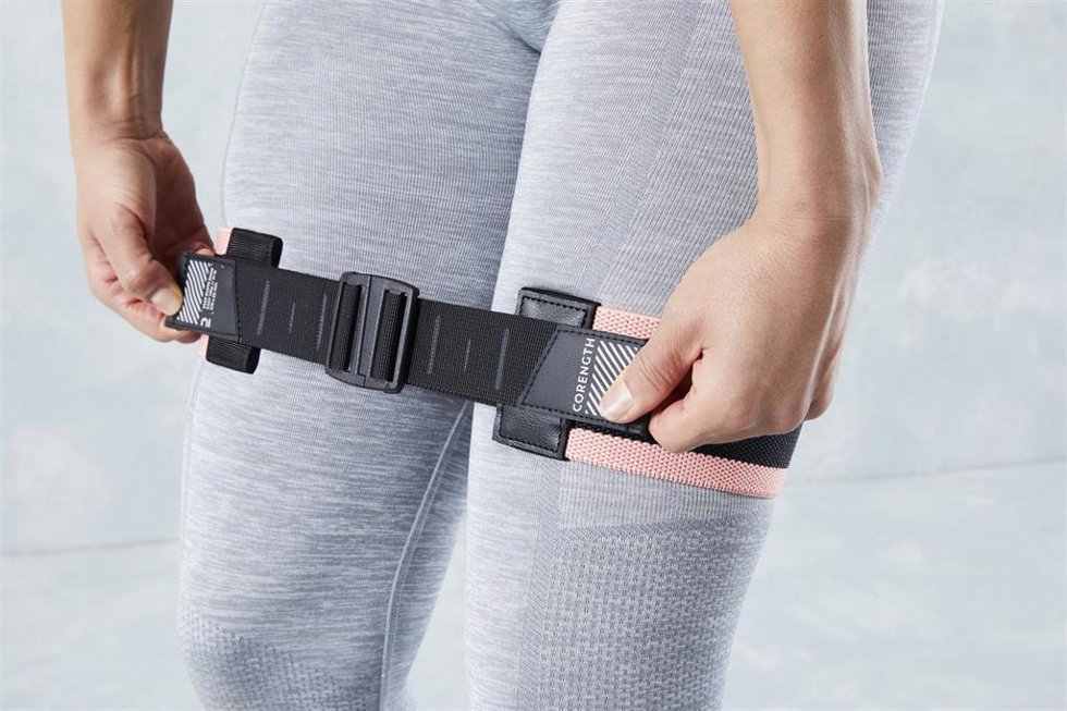Decathlon presenta su banda de glúteo ajustable, el un único accesorio para trabajar por completo todo el tren inferior.