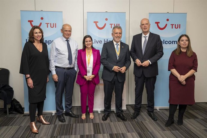 Turismo incorpora a las reuniones con las aerolíneas la reducción de las emisiones de CO2 en los viajes a las islas