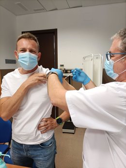 Imagen de archivo de un hombre recibiendo la vacuna.