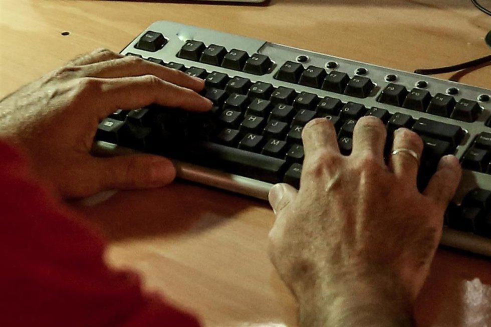 Archivo - Manos de un trabajador sobre un teclado 