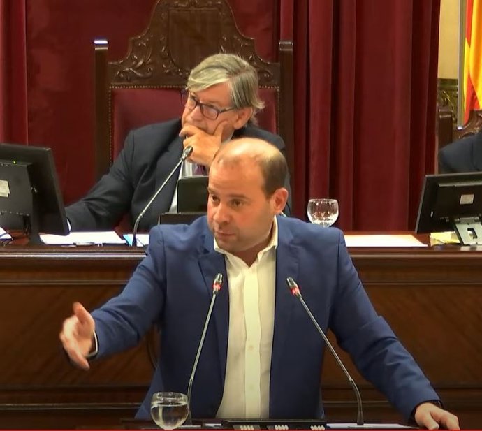 El conseller de Medio Ambiente y Territorio, Miquel Mir, en el Parlament.
