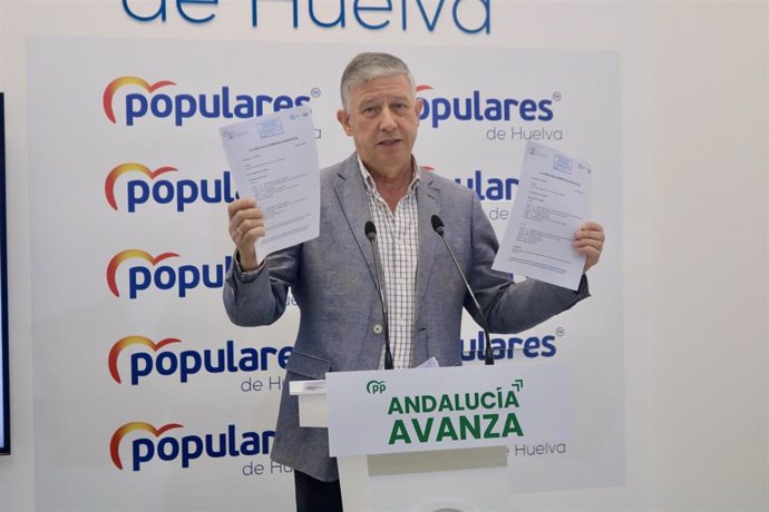 El diputado nacional del PP por Huelva, Carmelo Romero, en rueda de prensa con las enmiendas presentadas.