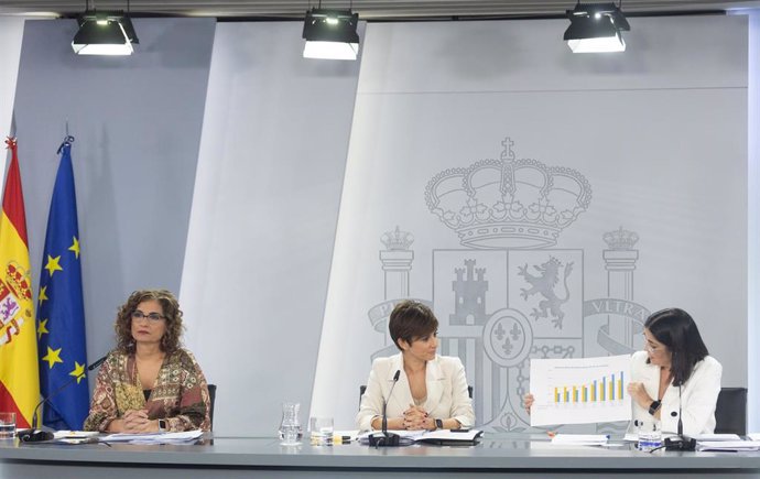 La ministra de Hacienda, María Jesús Montero; la ministra de Política Territorial y Portavoz del Gobierno, Isabel Rodríguez, y la ministra de Sanidad, Carolina Darias, en una rueda de prensa posterior al Consejo de Ministros