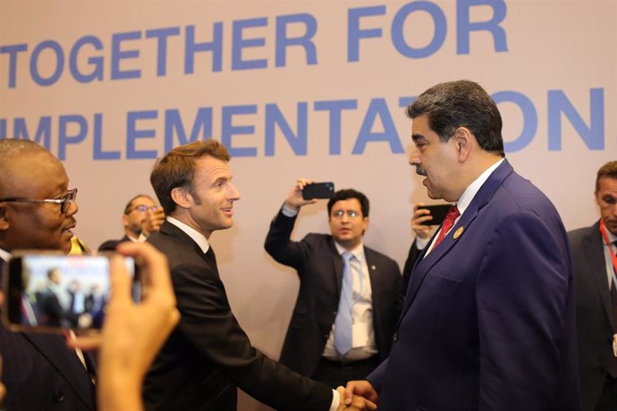 El presidente de Francia, Emmanuel Macron, y el presidente de Venezuela, Nicolás Maduro, se saludan en la COP27