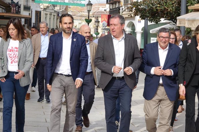 El secretario general del PSOE de Málaga, Daniel Pérez, el secretario general de los socialistas andaluces, Juan Espadas, y el alcalde de la localidad, Antonio Moreno Ferrer