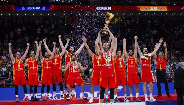 El capitán de la Selección Española de Baloncesto, Rudy Fernández, levanta la Copa del Mundo de baloncesto.