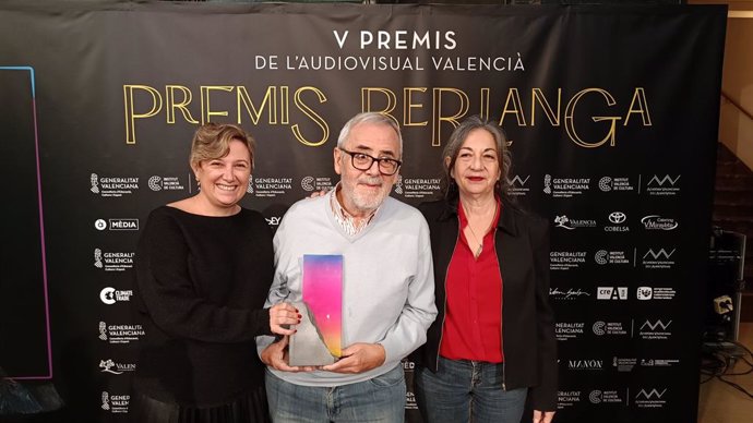 El galardonado Antonio Llorens posa junto a la consellera de Cultura, Raquel Tamarit, y la directora de la Acadmia Valenciana de l'Audiovisual (AVAV), Teresa Cebrián