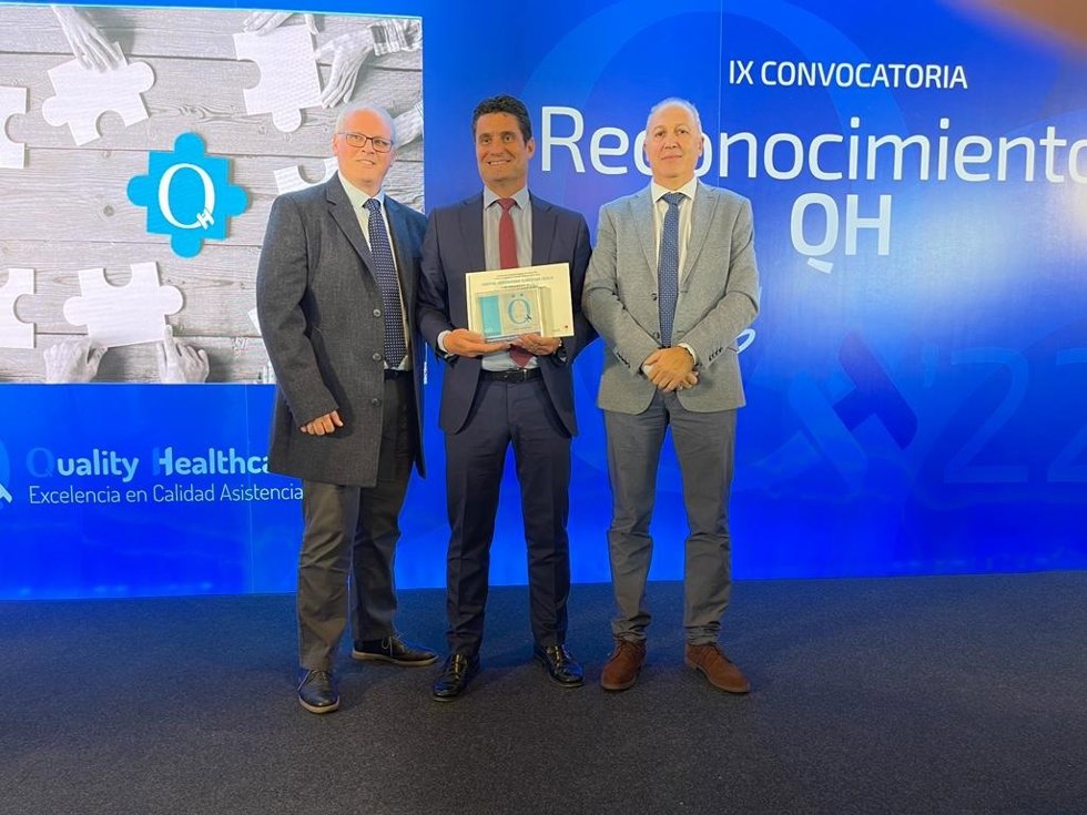 Profesionales del Hospital Clínico de Granada recogen el sello de calidad.