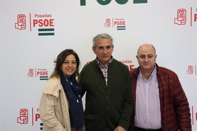 Isabel Ambrosio (izda.) y el alcalde de Posadas, Emilio Martínez (dcha.), en la sede del PSOE de Posadas.