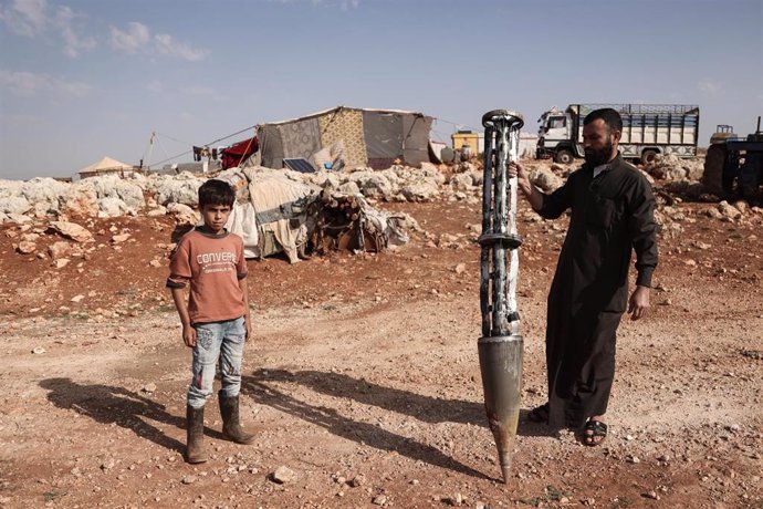 Restos de un proyectil de racimo disparado contra un campamento de desplazados en la provincia de Idlib, situada en el noroeste de Siria