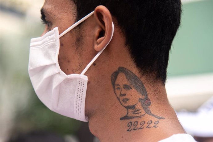 Archivo - Un manifestante con un tatuaje de Aung San Suu Kyi durante una protesta en Bangkok, Tailandia