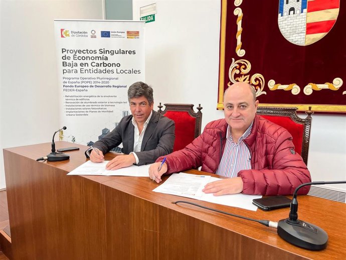 El delegado de Presidencia y Asistencia Económica con los Municipios y Mancomunidades de la Diputación de Córdoba, Rafael Llamas (izda.), junto al alcalde de Posadas.