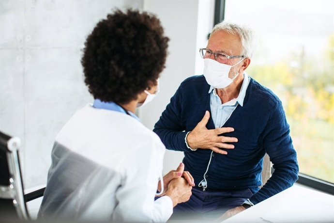 Archivo - Hombre consulta al médico por un dolor en el pecho.