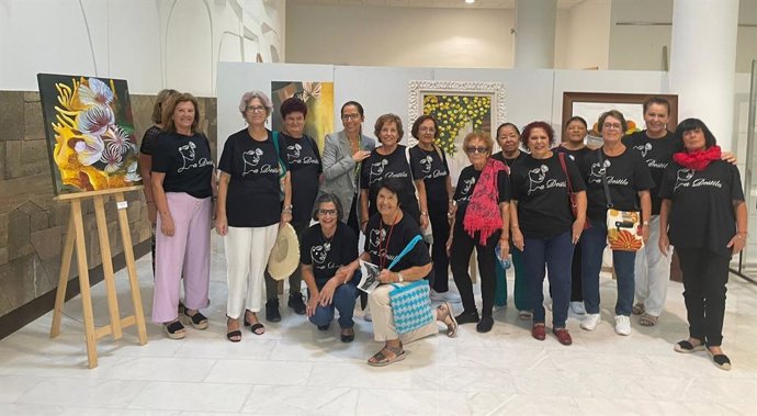 El Aeropuerto César Manrique-Lanzarote acoge la exposición 'Mujeres: Retazos de una vida' del Aula Cultural de la Segunda y Tercera Edad 'La Destila'