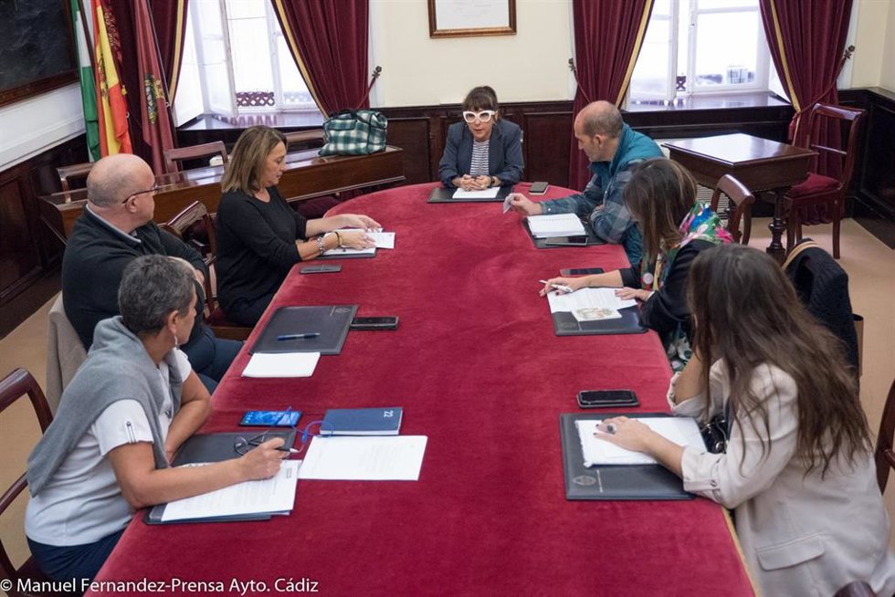 Reunión en el Ayuntamiento para presentar alegaciones a la Zona de Gran Afluencia Turística.