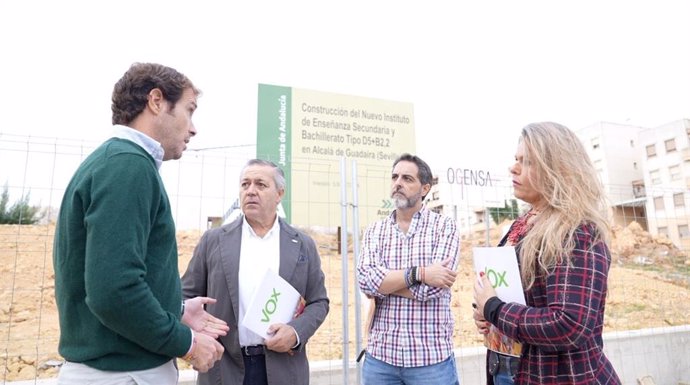 Visita de representantes de Vox a las obras del nuevo IES de Secundaria de Alcalá de Guadaíra (Sevilla).