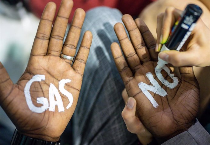 08 November 2022, Egypt, Sharm El-Sheikh: A climate activist from the Fridays for Future movement writes "No Gas" on palms during the 2022 United Nations Climate Change Conference COP27 at the International Convention Center. Photo: Michael Kappeler/dpa