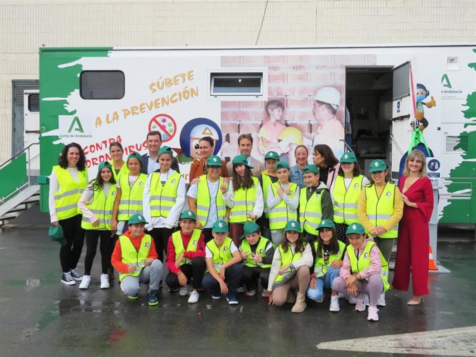 Los delegados de Empleo, Empresa y Trabajo y  Desarrollo Educativo y Formación Profesional, Universidad, Investigación e Innovación de la Junta en Huelva, Alberto Santana y Carlos Soriano, respectivamente, durante su visita a Gibraleón.