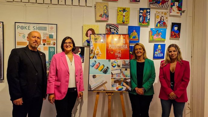 Visita de Junta y Ayuntamiento de Motril a la Escuela de Arte Palacio Ventura