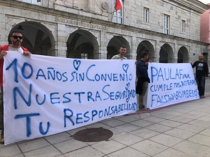 Concentración de protesta de bomberos del SEMCA frente al Parlamento regional