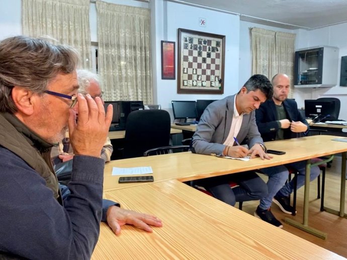 Reunión del portavoz del Grupo Socialista de Santander, Daniel Fernández, acompañado por el concejal, Mario Brígido, con la Asociación de Vecinos del Grupo San Francisco