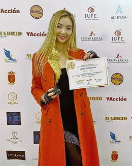 La empresaria china Veline Ong, con el premio recibido.