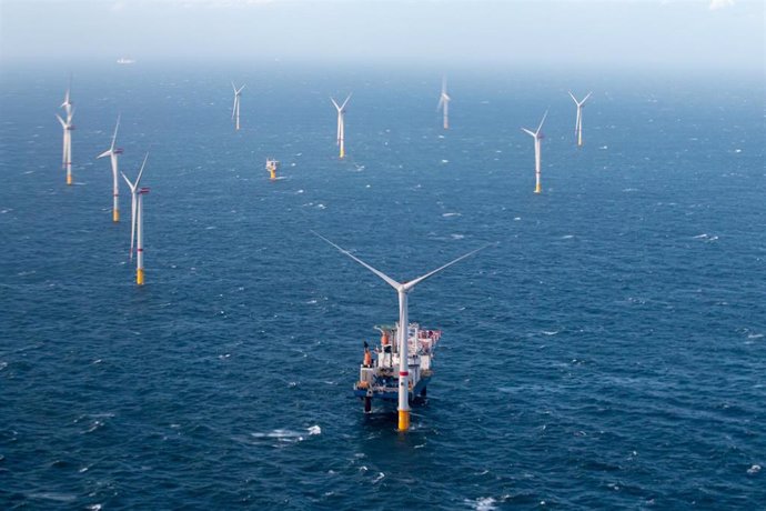 Archivo - 20 October 2021, Belgium, Ostend: A general view of Wind turbines in the North Sea during the inauguration of the first zone of an offshore wind farm. Photo: Kurt Desplenter/BELGA/dpa