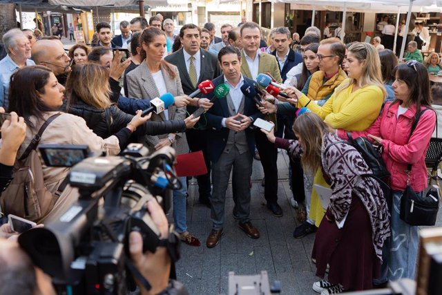 El presidente de los hosteleros de Sevilla, Antonio Luque atiende a los medios en la protesta por los altos precios de la energía
