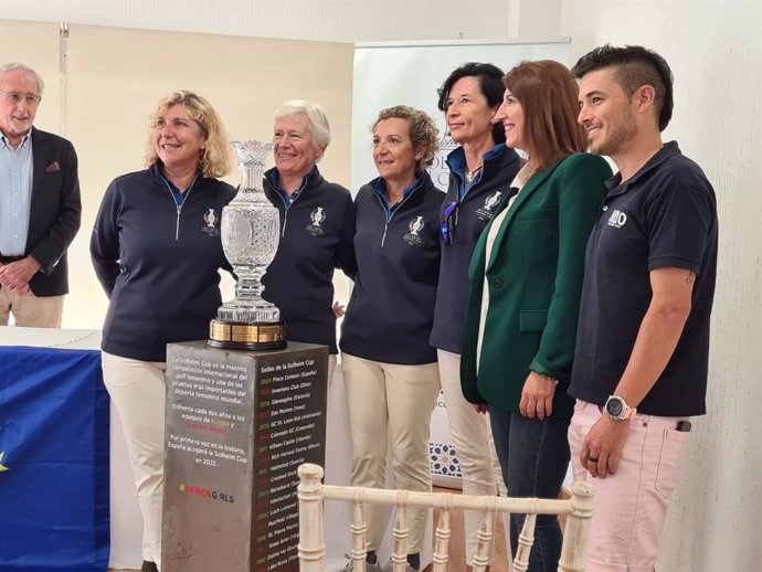La delegada de Turismo, Cultura y Deporte de la Junta Huelva, Teresa Herrera, ha recibido este martes el trofeo de la Solheim Cup'2023 en el Club de Golf de Bellavista, en Aljaraque (Huelva).