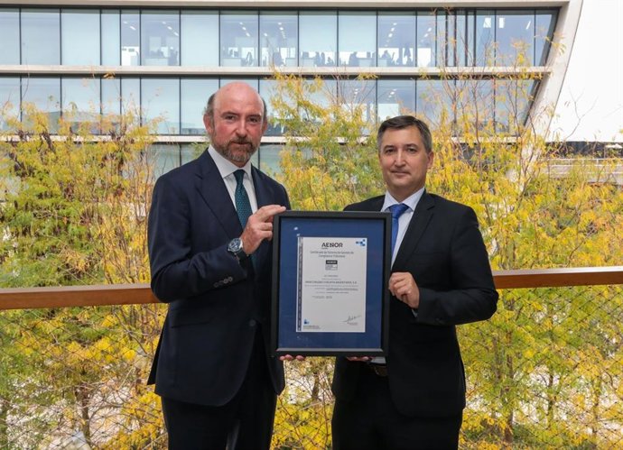 De izquierda a derecha: José María Vallejo, responsable del área fiscal de BBVA; y Nicolás Henríquez, director de Desarrollo de Negocio de AENOR - BBVA