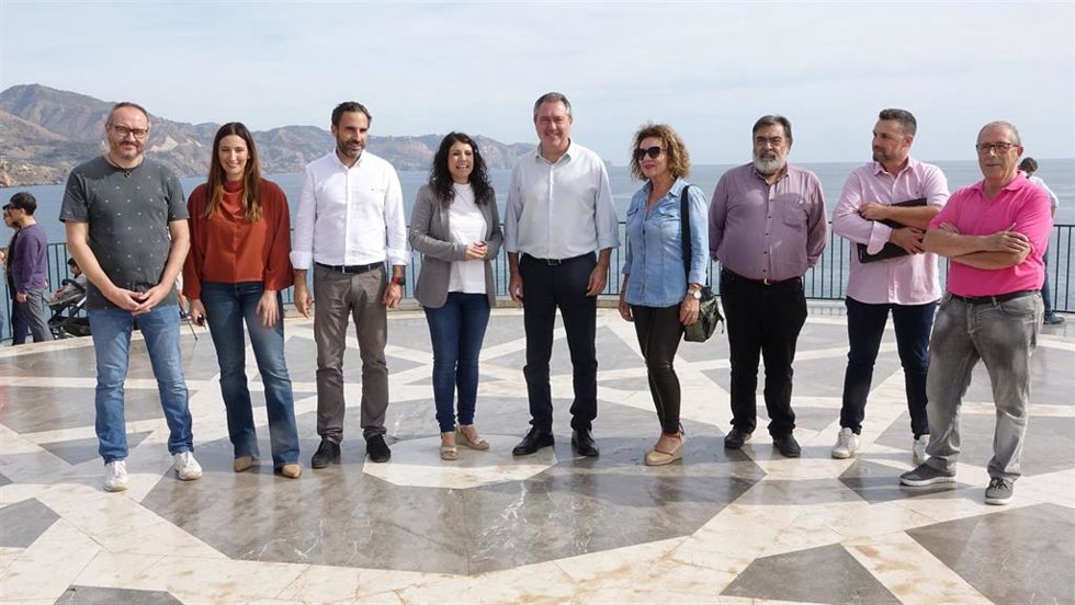 El secretario general del PSOE andaluz, Juan Espadas; el secretario general del PSOE malagueño, Daniel Pérez, y a la candidata socialista en la localidad, Patricia Gutiérrez, en Nerja