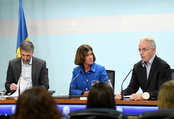 Joan Micó, Ester Vilarrubla i Albert Mora durant la presentació dels resultats de l'enquesta aquest dimarts