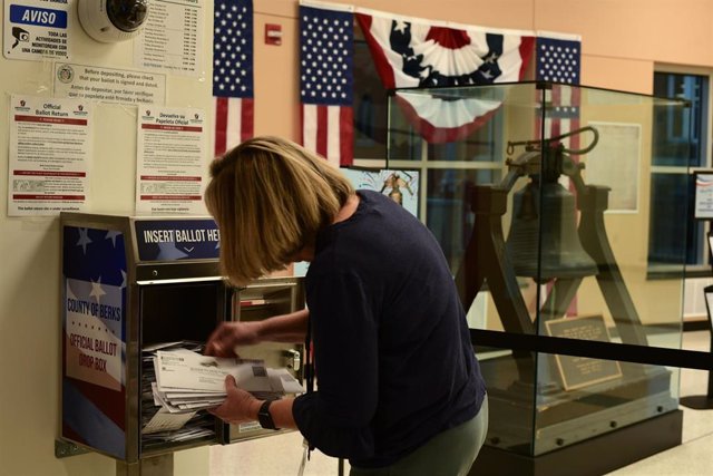 Retirada de votos por correo en la localidad de Reading, en Pensilvania