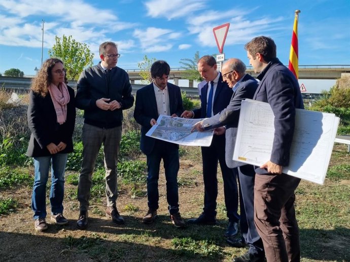 José Crespín en la visita al punt on es construir la passarella