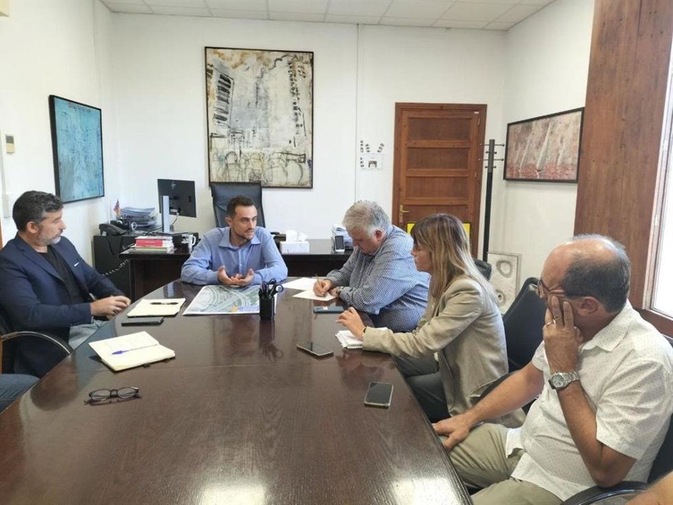 El conseller insular de Movilidad e Infraestructuras, Ivan Sevillando, durante la reunión con asociaciones de taxis y del transporte discrecional de viajeros.