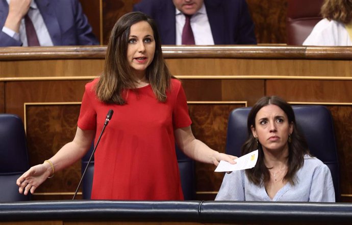 Archivo - La ministra de Derechos Sociales y Agenda 2030, Ione Belarra, interviene en una sesión de control, en el Congreso de los Diputados, a 22 de junio de 2022, en Madrid (España). 