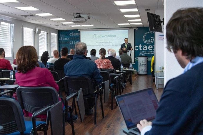 Fernández Vara. En el Centro Tecnológico Nacional Agroalimentario (CTAEX).