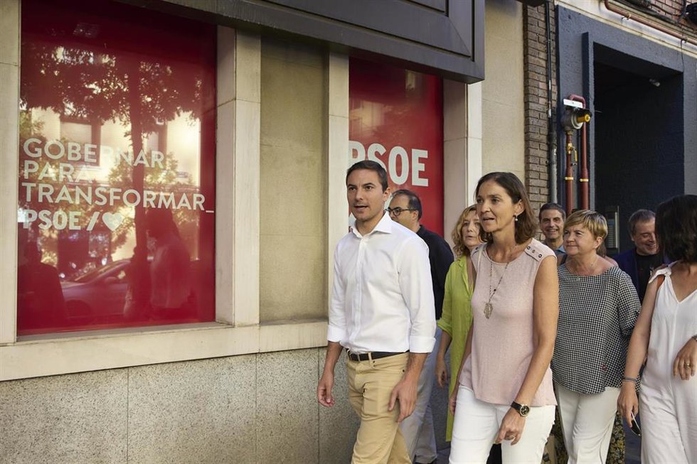 Archivo - La ministra de Industria, Comercio y Turismo, Reyes Maroto, y el secretario general de los socialistas en la Comunidad de Madrid, Juan Lobato, llegan al Comité Federal del PSOE en la sede del partido. Archivo.