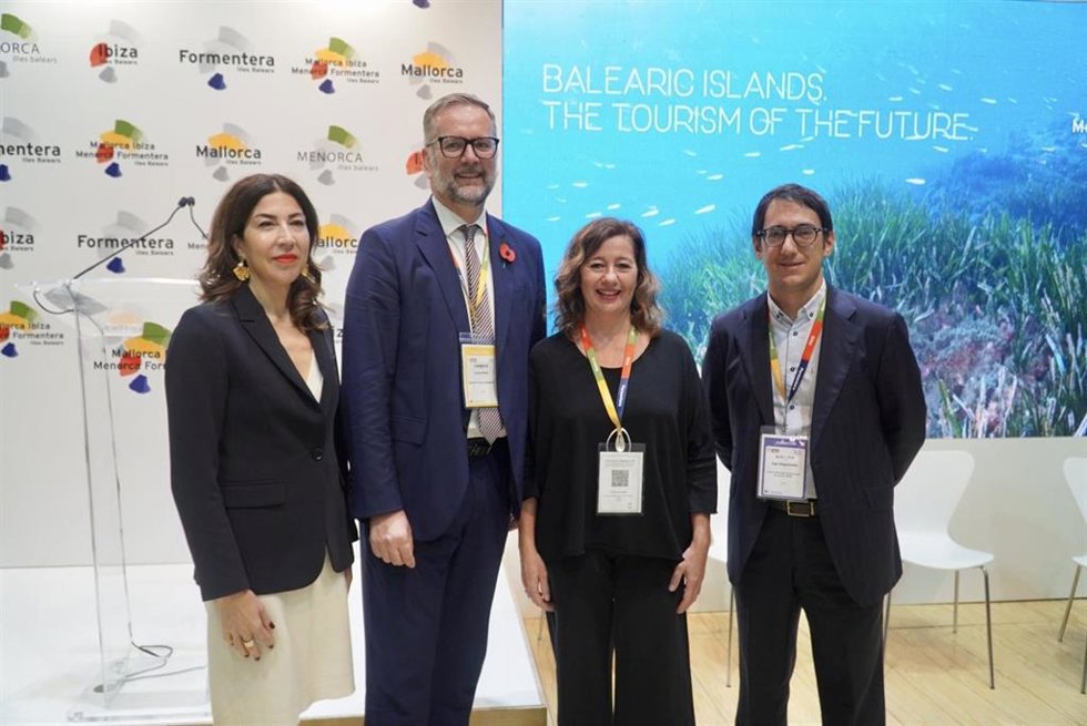 La presidenta del Govern, Francina Armengol, junto al conseller de Modelo Económico, Turismo y Trabajo, Iago Negueruela, y otras autoridades, han estado presentes en la segunda jornada de la WTM de Londres