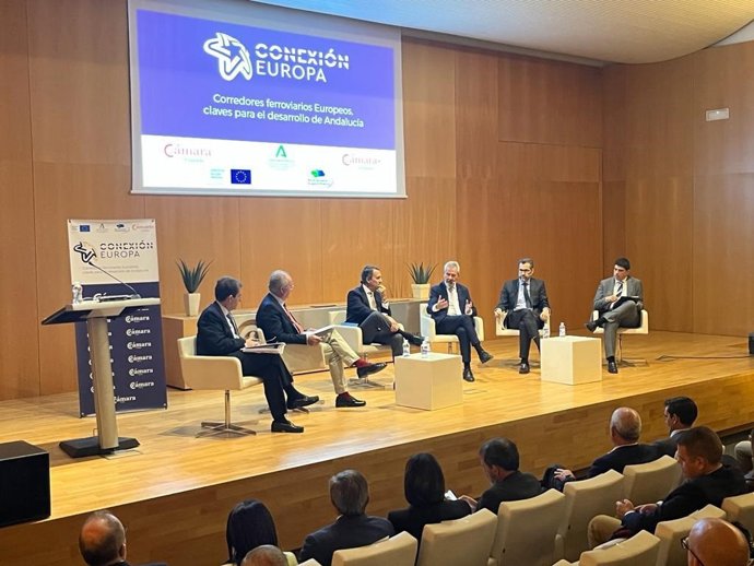 El presidente de la Autoridad Portuaria de Motril (Granada), José García Fuentes, defiende ante el Consejo Andaluz de Cámaras la conexión ferroviaria con Granada.