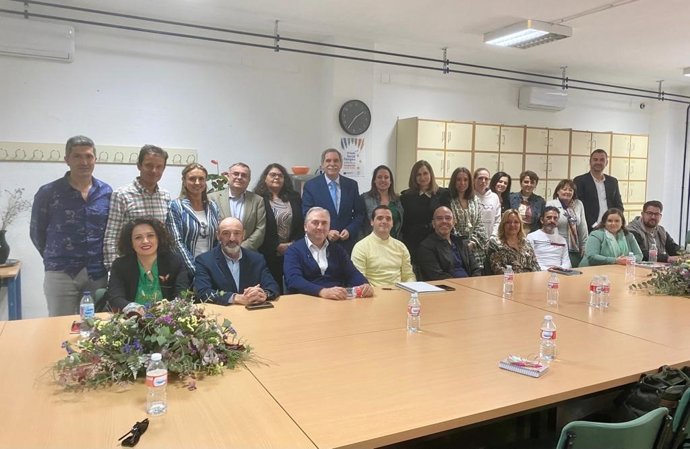El delegado territorial de Desarrollo Educativo y FP y Universidad, Investigación e Innovación de la Junta en Córdoba, José Francisco Viso (centro), en la reunión con directores de centros docentes.