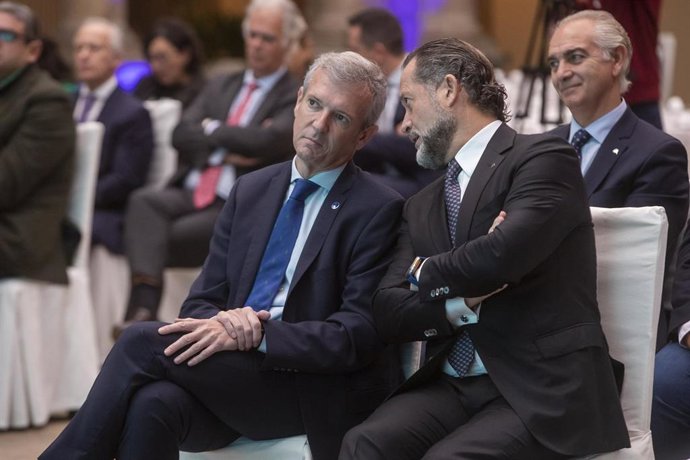 El titular de la Xunta, Alfonso Rueda, y el presidente de Abanca, Juan Carlos Escotet, en la jornada divulgativa de la Sociedad Impulsa Galicia.